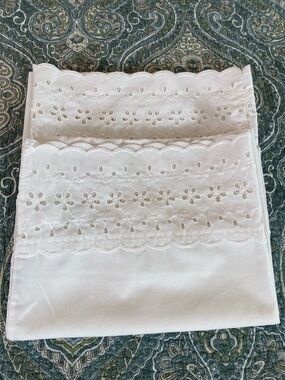 Wamsutta White Eyelet Lace Pillowcases - Pair (2) queen size